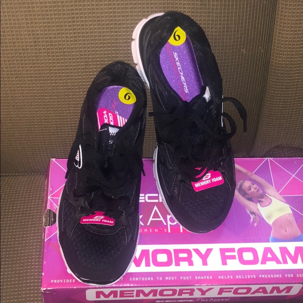NWT Sketchers Flex Apparel w/ memory foam sneakers